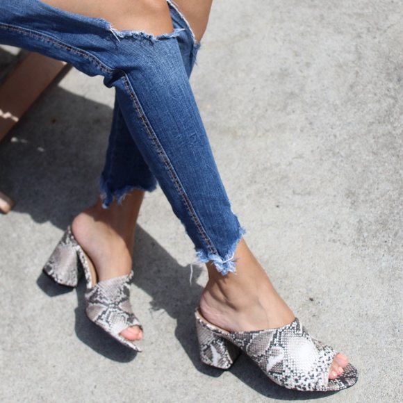 🚨ON SALE//The Tasha// Snake print Mule/ Slide - Picture 8 of 8